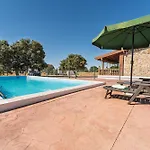 Pet-friendly Con Piscina Y Patio Privado Chalet
