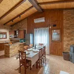 Chalet Pet-friendly Con Piscina Y Patio Privado